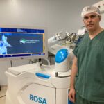 Para o cirurgião do Instituto Orizonti, Afonso Paulo Almeida Magalhães Neto, o robô Rosa é um avanço nas cirurgias ortopédicas – Foto Divulgação Instituto Orizonti