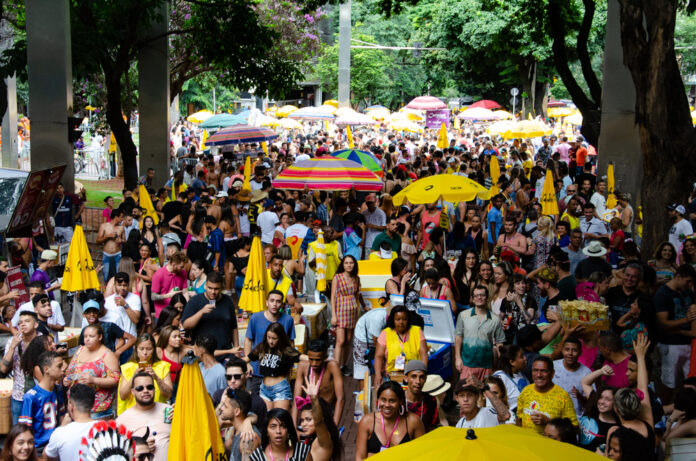 Segunda-feira (20/02) - Bloco Me Deixe! leva o País das Maravilhas para as ruas da Savassi, em BH