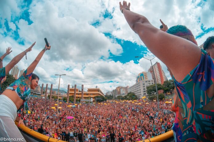 Bloco Funk You desfila com MC's no trio elétrico na terça-feira de carnaval