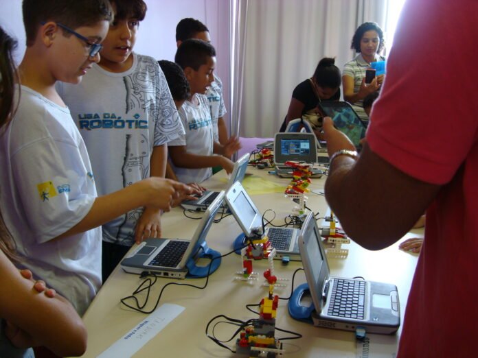 Associação Efigênia Vidigal de Educação e Cultura abre nova turma em projeto gratuito sobre robótica e programação