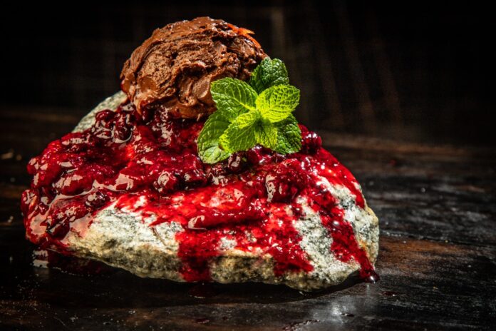 Bar em BH aposta da tradição do cadeado do amor para o dia mais romântico do ano