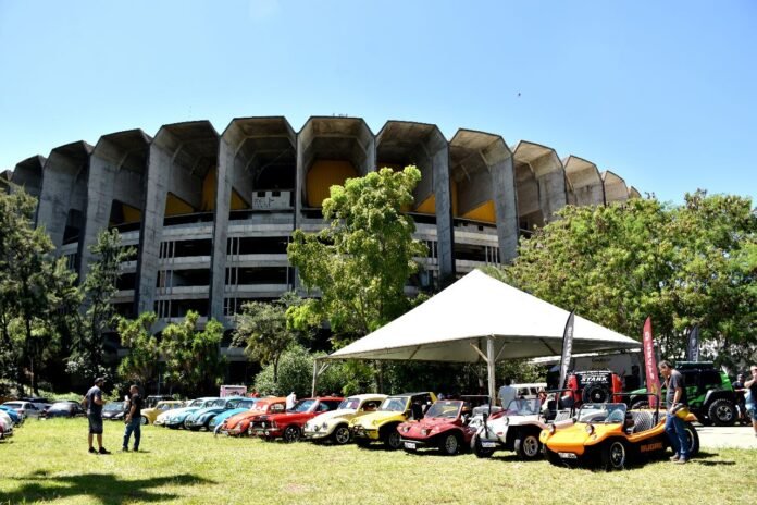 Dias Mundiais do Fusca e da Kombi são celebrados em BH com encontro de carros aircooled e antigos, música, carrinhos de rolimã e concurso de pin-ups