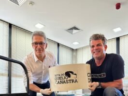 Governador Romeu Zema recebe Jordane Macedo em seu gabinete de despachos no BDMG