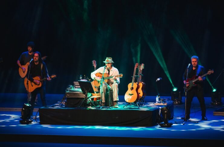 Almir Sater e banda sobem ao palco no dia dos pais em BH