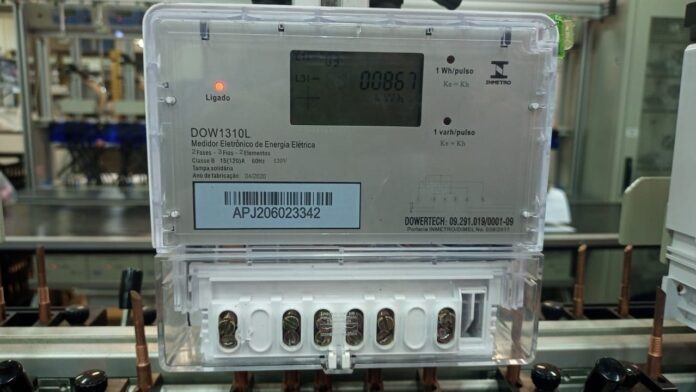 Até o fim deste ano, serão substituídos 600 mil equipamentos antigos por medidores mais modernos e tecnológicos Caso clientes da Cemig recebam a visita de técnicos da companhia, no intuito de trocar o medidor de energia instalado, saiba que a ação é legítima e faz parte dos serviços de rotina da empresa. Somente no ano passado, foram trocados mais de 600 mil medidores, e é importante saber que essa ação está sendo intensificada em 2023, quando serão substituídas outras 600 mil unidades. De janeiro a junho deste ano, foram substituídos mais de 340 mil equipamentos, e a Cemig ainda vai visitar mais 260 mil unidades consumidoras nos próximos meses, trocando medidores de energia antigos por equipamentos mais modernos e tecnológicos. A iniciativa acontece em toda a área de concessão da Cemig e vai se estender até dezembro. O objetivo da ação - cujo investimento este ano é de cerca de R$ 50 milhões - é manter o parque de medidores renovado, com equipamentos modernos e que proporcionam benefícios para os clientes e para a companhia, como a agilidade e segurança do processo de medição e leitura, além de facilitar o acompanhamento por parte dos consumidores. A substituição dos medidores está amparada pelo artigo 228 da resolução Aneel 1000, de 07/12/2021, que prevê que a distribuidora 