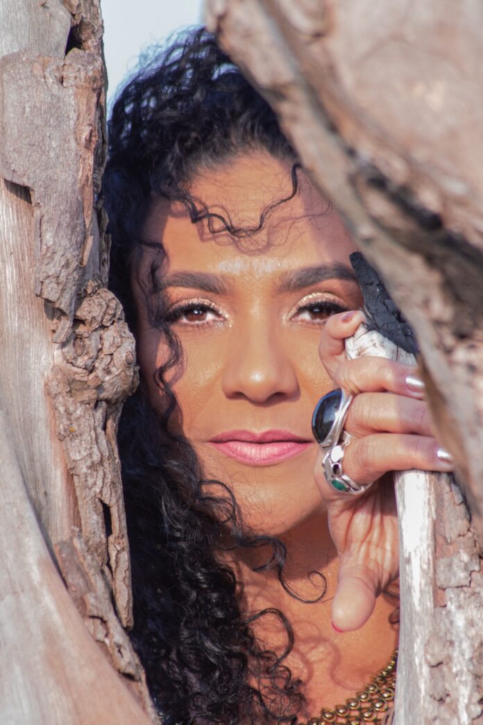 Silvia Gomes revela potência do samba mineiro em seu primeiro álbum solo Canto pra Recomeçar