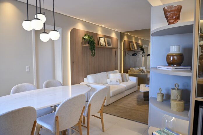 Ação festiva no estande de vendas do Evoluti.on, no último sábado, foi um sucesso; público visitou apartamento amplo e decorado de três quartos Como forma de anunciar o lançamento oficial de seu mais novo empreendimento no Buritis, em Belo Horizonte, o Evoluti.on, a Tetum Engenharia, do Grupo Somattos, promoveu ações publicitárias no bairro no último sábado, dia 08. Os motoristas que passaram próximo à rua Maria Heibuth Surette, 1312, onde o prédio está sendo construído, receberam material informativo sobre a novidade e, ainda, se divertiram com apresentação de personagens, com trajes alegóricos, durante as paradas obrigatórias nos semáforos. A celebração do novo marco também contou com uma ação festiva, com coquetel e música, das 9h às 14h, no estande de vendas montado no futuro salão de festas do Evoluti.on. Enquanto os adultos foram atendidos pelos consultores de vendas da Tetum, a criançada se divertiu por meio da pintura de desenhos e distribuição de algodão doce. A modernidade, um dos diferenciais do Evoluti.on, foi destaque no estande de vendas, onde os visitantes conheceram detalhes do empreendimento por meio de uma tela interativa touch screen. No local, havia também painéis iluminados de led com imagens de destaque do prédio. Além disso, as pessoas conheceram um pouco sobre a Tetum, cuja história foi demonstrada por meio de uma linha do tempo exposta nas paredes do hall de entrada. Na ocasião, as pessoas visitaram o apartamento decorado de três quartos cujo projeto, com design sofisticado, é assinado pela renomada arquiteta, Márcia Carvalhaes. Um dos diferenciais é a planta inteligente. Outros destaques são: cozinha integrada, sala para dois ambientes, suíte master com closet e área de serviço com banheiro. 