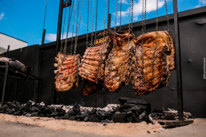 Deu Churrasco agita a Terneiro Carnes com uma tarde de gastronomia e música