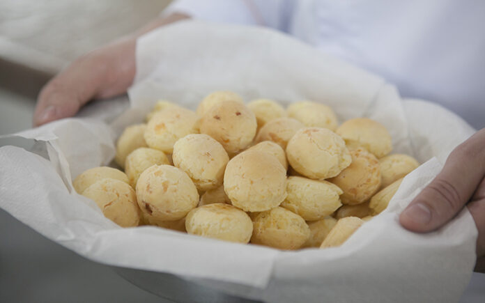 Dia do Pão de Queijo Alunos do Senac preparam iguaria e compartilham com o público no Barro Preto