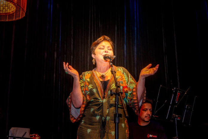 2209 - Bia Lucca homenageia Nara Leão em show cênico musical