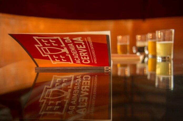 Academia da Cerveja, da Ambev, abre inscrições para curso de Food Safety focado em profissionais da indústria cervejeira