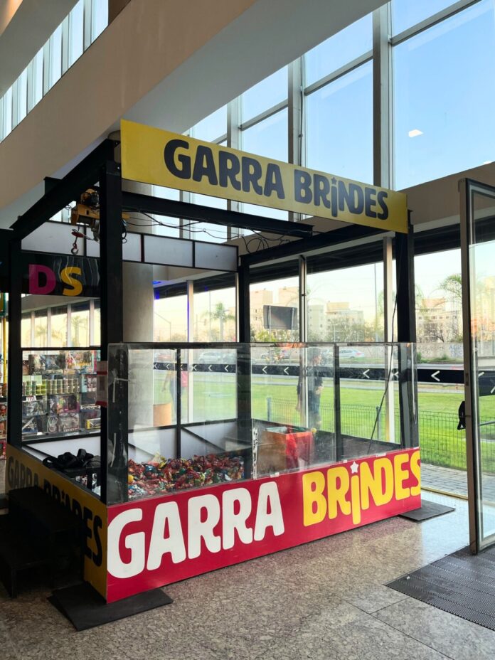 Máquina humana de pegar prêmios chega ao Power Shopping Centerminas