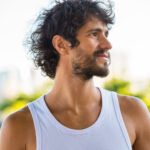 O mineiro Sancha estreia em disco com produção de Pedro Sá.