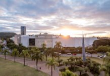 Shoppings de Belo Horizonte divulgam horários especiais para o feriado de Corpus Christi As cancelas de entrada serão eliminadas e todos os clientes passarão a acessar os estacionamentos em fluxo livre O serviço, já lançado com sucesso no ParkShopping, em Brasília, ParkShopping Canoas e BarraShoppingSul, em Porto Alegre, visa melhorar a jornada dos clientes nos shoppings, trazendo inovação e comodidade. A novidade chega ao BH Shopping em 17/10, seguida pelo DiamondMall em 24/10 e o Pátio Savassi em 31/10. A partir disso, todas as vias de acesso ao estacionamento desses empreendimentos passarão a ser expressas, sendo feitas pelo reconhecimento da placa através de câmeras, fazendo com que o cliente entre nos shoppings sem nenhuma interrupção. Haverá três formas de pagar o estacionamento: pelo sistema Acesso Multi, cadastrando o cartão de crédito e a placa no aplicativo Multi; ou digitando a placa no app ou no totem de autoatendimento. Os frequentadores terão ainda, a opção de retirar o ticket e efetuar o pagamento no aplicativo Multi ou no totem de autoatendimento. Para o Acesso Multi, os clientes ainda terão 20% de desconto a partir da próxima visita. Transformação digital A Multiplan vem passando por um processo de transformação digital e, através do app Multi, cria uma relação direta com o consumidor, a fim de entender seu perfil e necessidades. “Este é mais um serviço pioneiro e inédito no país, com o objetivo de aprimorar a experiência dos nossos clientes antes, durante e após a visita ao shopping”, afirma Richard Svartman, diretor de Estratégia Digital da companhia. Para Marcelo Martins, vice-presidente de Operações da Multiplan, os ganhos são diversos. “Quando a gente traz inovações deste tipo, além da facilidade e conforto imediato aos clientes, melhoramos nossa eficiência operacional e, consequentemente, os serviços que oferecemos em nossos shoppings. Sempre numa busca contínua de melhorar a experiência dos consumidores e gerar valor aos lojistas”, afirma. O Acesso Multi sem cancela é mais um avanço desta trajetória. A Multiplan planeja investir cerca de R$ 50 milhões em tecnologia neste ano, visando ao aumento de eficiência operacional e incremento da experiência do consumidor.