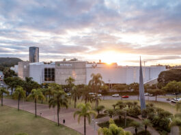 As cancelas de entrada serão eliminadas e todos os clientes passarão a acessar os estacionamentos em fluxo livre O serviço, já lançado com sucesso no ParkShopping, em Brasília, ParkShopping Canoas e BarraShoppingSul, em Porto Alegre, visa melhorar a jornada dos clientes nos shoppings, trazendo inovação e comodidade. A novidade chega ao BH Shopping em 17/10, seguida pelo DiamondMall em 24/10 e o Pátio Savassi em 31/10. A partir disso, todas as vias de acesso ao estacionamento desses empreendimentos passarão a ser expressas, sendo feitas pelo reconhecimento da placa através de câmeras, fazendo com que o cliente entre nos shoppings sem nenhuma interrupção. Haverá três formas de pagar o estacionamento: pelo sistema Acesso Multi, cadastrando o cartão de crédito e a placa no aplicativo Multi; ou digitando a placa no app ou no totem de autoatendimento. Os frequentadores terão ainda, a opção de retirar o ticket e efetuar o pagamento no aplicativo Multi ou no totem de autoatendimento. Para o Acesso Multi, os clientes ainda terão 20% de desconto a partir da próxima visita. Transformação digital A Multiplan vem passando por um processo de transformação digital e, através do app Multi, cria uma relação direta com o consumidor, a fim de entender seu perfil e necessidades. “Este é mais um serviço pioneiro e inédito no país, com o objetivo de aprimorar a experiência dos nossos clientes antes, durante e após a visita ao shopping”, afirma Richard Svartman, diretor de Estratégia Digital da companhia. Para Marcelo Martins, vice-presidente de Operações da Multiplan, os ganhos são diversos. “Quando a gente traz inovações deste tipo, além da facilidade e conforto imediato aos clientes, melhoramos nossa eficiência operacional e, consequentemente, os serviços que oferecemos em nossos shoppings. Sempre numa busca contínua de melhorar a experiência dos consumidores e gerar valor aos lojistas”, afirma. O Acesso Multi sem cancela é mais um avanço desta trajetória. A Multiplan planeja investir cerca de R$ 50 milhões em tecnologia neste ano, visando ao aumento de eficiência operacional e incremento da experiência do consumidor.                             