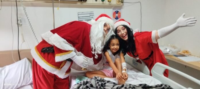 Crianças internadas recebem visita especial do Papai e Mamãe Noel em hospital da Hapvida NDI