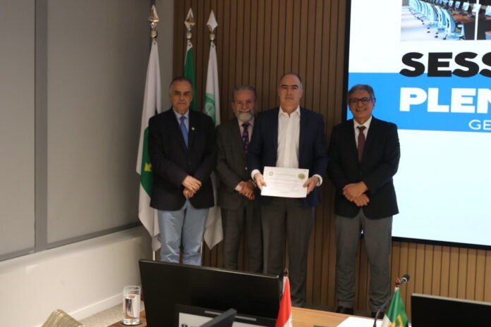 Diretoria da Faculdade Ciências Médicas de Minas Gerais recebe certificado de acreditação do SAEME-CFM