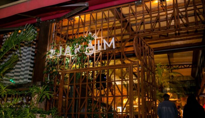 o restaurante O Jardim tem open bar, menu de três tempos e jazz ao vivo