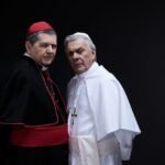 Peça “Dois Papas” chega ao Grande Theatro Unimed-BH do Cine Theatro Brasil