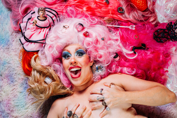 Bella la Pierre celebra 20 anos de arte drag expandindo fronteiras e reinventando a cena mineira.