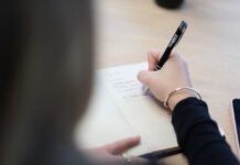 Brasileiros diversificam planos para a segunda parcela do 13º e planejamento financeiro é essencial