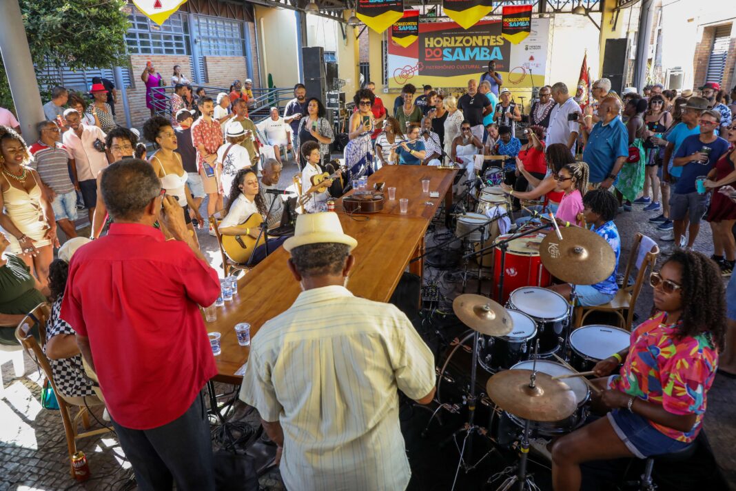 Um ano de Samba como Patrimônio Cultural tem homenagem a blocos caricatos e show de Nei Lopes