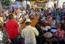 Um ano de Samba como Patrimônio Cultural tem homenagem a blocos caricatos e show de Nei Lopes