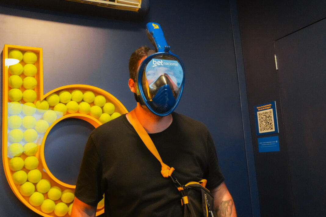 Máscara tecnológica da Betnacional leva a paixão para jogo no Rio Open