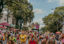 Bloco Salada de Frutas arrasta milhares de foliões no bairro Floresta em celebração à diversidade