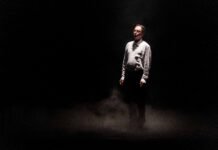 Estreia “Angelin, Professor de Humor”, espetáculo que celebra vida e obra de Ângelo Machado com utilização de IA, em cena