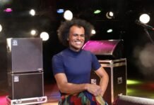 Cantor Stevan sobe ao palco do Sarau do Minas
