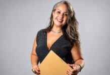 Autodidata, comprometida e movida por propósito, a jornalista une comunicação, relações públicas e produção para transformar histórias em posicionamento, reputação e oportunidades
